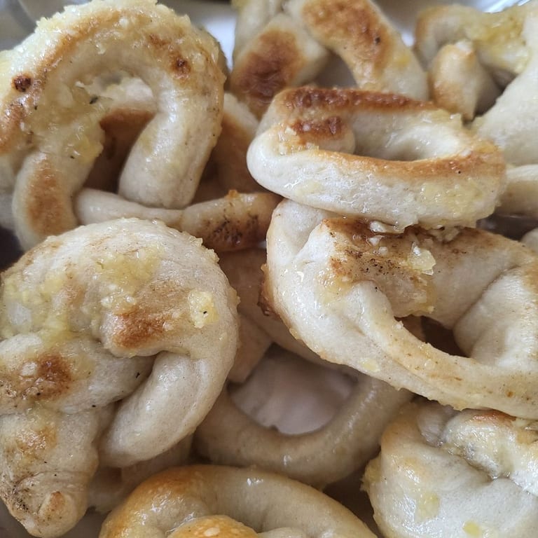 Garlic Knots: A Tasty Italian Appetizer